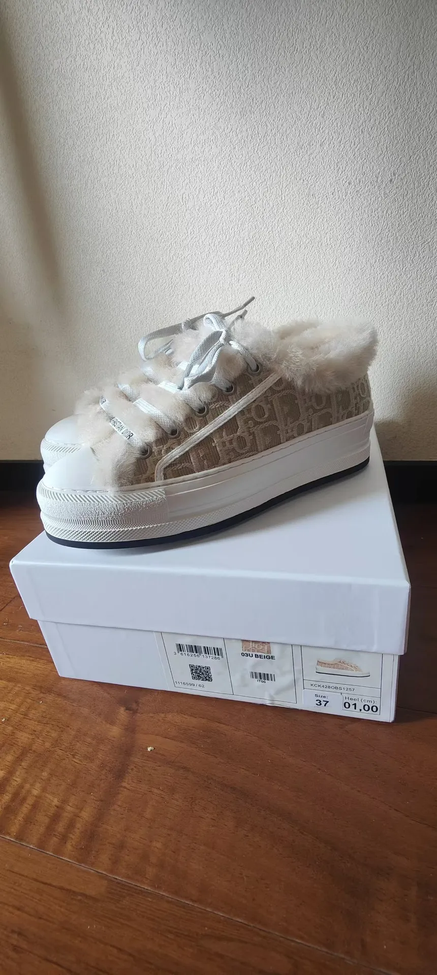 👟👟Ex-factory price 640👟👟——Dior Dior embroidered thick-soled wool casual shoes, fur shoes 𝐃𝐈𝐎𝐑 𝐖𝐚𝐥𝐤'𝐧 Dior presbyopic embroidered wool thick-soled canvas shoes, casual sports shoes, this Walk'n'Dior Thick-soled sneakers are a stylish piece that elevate the collection. Oblique printed cotton embroidered upper with comfortable platform sole, tongue and Christian Dior Paris signature laces. Can add fashionable temperament to all kinds of casual looks. Original custom-made imported Oblique printed embroidery fabric. Imported soft sheepskin lining. Original exclusive open-molded TPU material outsole. Bottom thickness 4.5CM. Size: Women's 35-41 (custom-made 41 is non-refundable)
